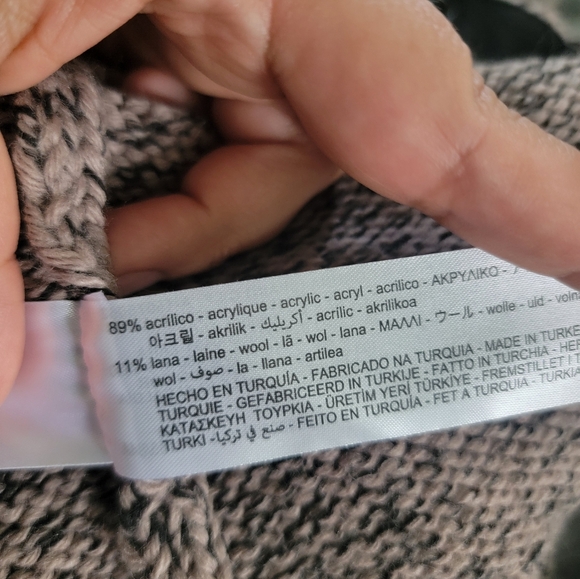 Zara Stylish Women's Sweater with Button Detail - Picture 7 of 7